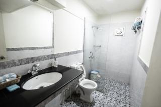 Waters Edge Retreat l 6 BR Private Villa with Large Pool - 2