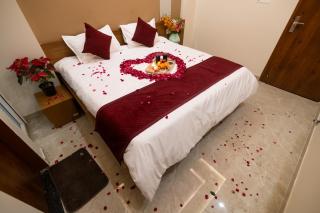 Hotel Raaz and Family Restaurant - 6