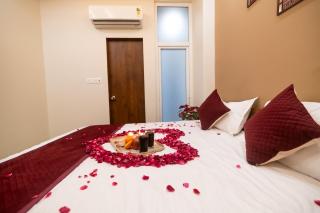 Hotel Raaz and Family Restaurant - 4