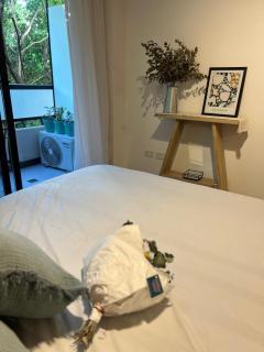 Warm, distinguished studio! - 1