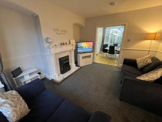 Comfortable, homely 4 bedroom property - 9