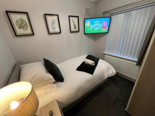 Comfortable, homely 4 bedroom property - 7