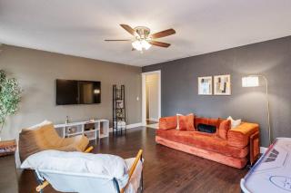 Wichita Getaway | Games & King Bed - 8