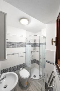 Lake View and Private Garden House for 6 - 3