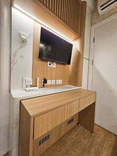 Japandi City View Room, Glodok, Gym & Pool Access - 2