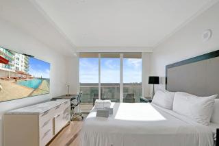 Coconut Grove Suite 20th Floor Suite with Views - 4