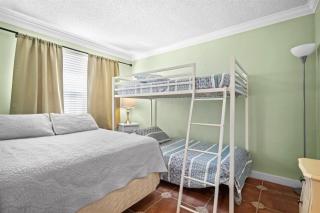 Steps to the Sand, 2 Bedroom Condo Near Restaurants, Heated Pool - 5