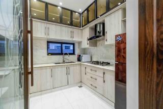 DHA Phase 6 - Budget Rooms Near Raya & Dolmen Mall - 6