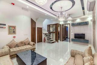 DHA Phase 6 - Budget Rooms Near Raya & Dolmen Mall - 5