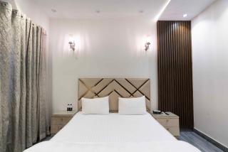 DHA Phase 6 - Budget Rooms Near Raya & Dolmen Mall - 4