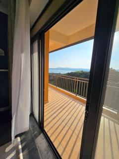 Water's Edge Lakefront Apt at Pacific Victorian - 2