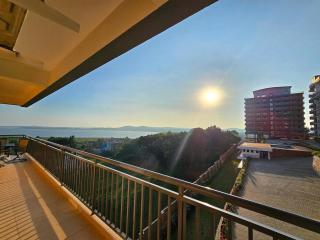 Water's Edge Lakefront Apt at Pacific Victorian - 3