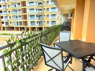 Water's Edge Lakefront Apt at Pacific Victorian - 4