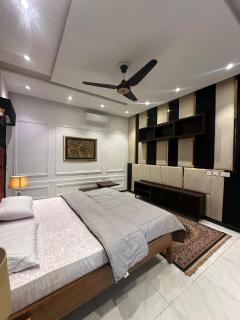 Executive And Luxurious Rooms In DHA Phase 6 Near Raya, Dolmen and Airport - 2