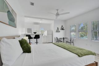 Modern Studio w Kitchen and Pool at Lake Worth - 8