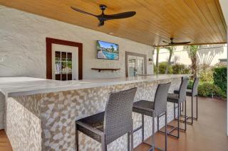 Modern Studio w Kitchen and Pool at Lake Worth - 3