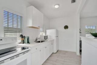 Modern Studio w Kitchen and Pool at Lake Worth - 2