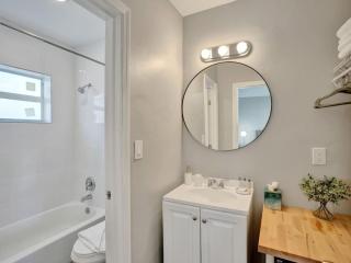 Pelican Studio with Full Kitchen in Pompano - 3