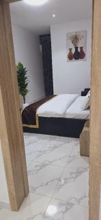 Victoria Shortlets - 0