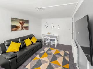 Modern 2 BR ground floor apartment with parking and garden - 5