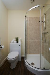 Modern 3BR Flat in Central Huddersfield Free Parking - 2