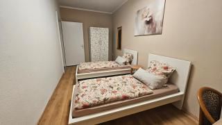 City-Apartment I 85m2 I 2 Schlafzimmer l 5 Betten I Parkplatz frei I WLAN - 2
