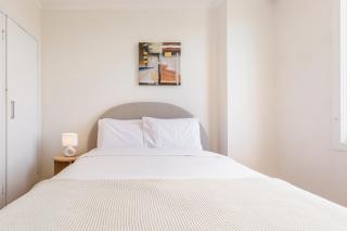 Cityscape Retreat - Modern Comfort near Yarra River - 9