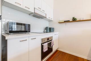Cityscape Retreat - Modern Comfort near Yarra River - 5