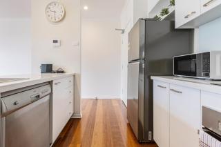 Cityscape Retreat - Modern Comfort near Yarra River - 1