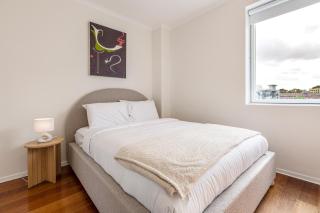 Cityscape Retreat - Modern Comfort near Yarra River - 4