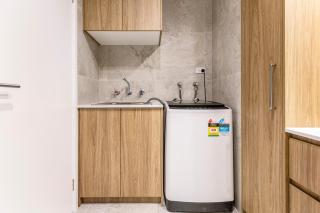 Cityscape Retreat - Modern Comfort near Yarra River - 2