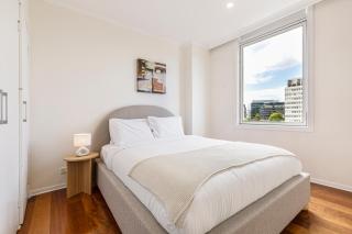 Cityscape Retreat - Modern Comfort near Yarra River - 4