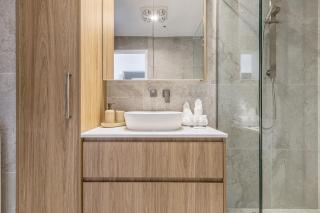 Cityscape Retreat - Modern Comfort near Yarra River - 1