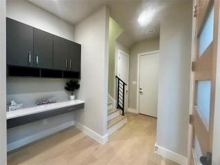 Spacious 4BR Home, 2 min to Market Center DART, Near Uptown, Medical District, Oak Lawn - 2