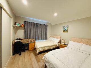 Christchurch Work Friendly Room - 8