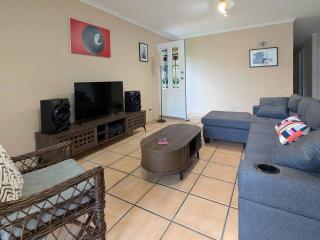 Spacious City Retreat - Walk James St - 0