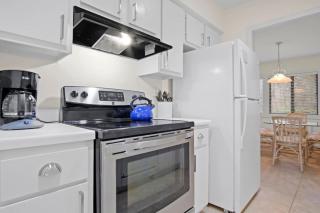 Spacious 3BR Sleeps 10, Minutes from Harbour Town - 4