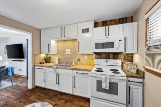 Central Close to all the Galveston has to offer - 4