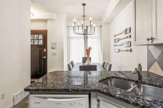 Stylish Mountain Retreat 2BR Chalet and Hot Pool - 1