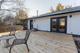 Cozy retreat and views near campus with gourmet kitchen - 4