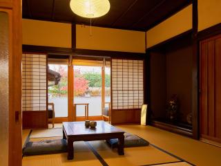 Tetsu-juro former Ogunis residence , Himeji Castles back parlor-like"400-year-old inn" - 2
