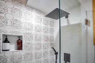 Lake view that is 10mins to Downtown and Parks for 2 Guests - 1