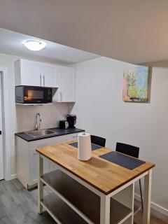 Nest and Rest modern cozy suite Self checking Free parking - 7