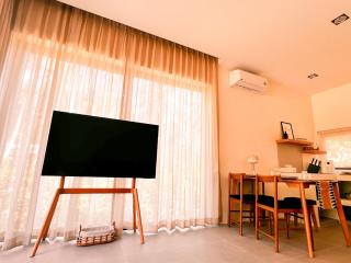 Casa Celesta - New 2BR Villa with Full Kitchen, 55" Smart TV, Working Desk, Hammock & Garden Seating - 3