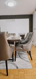 Luxury 3BR Near Pearson Airport Free Parking - 1