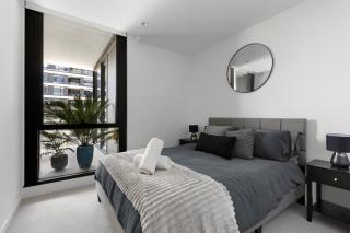 Free parking - trackside apartment with pool, gym - 5