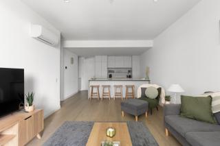 Free parking - trackside apartment with pool, gym - 2