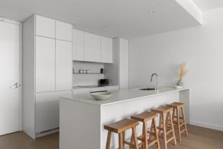 Free parking - trackside apartment with pool, gym - 7