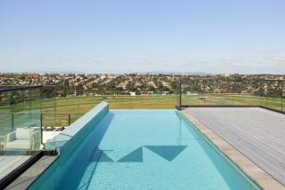 Free parking - trackside apartment with pool, gym - 8