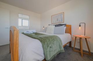 Central Gloucester Escape Stylish 2BR Townhouse - 5